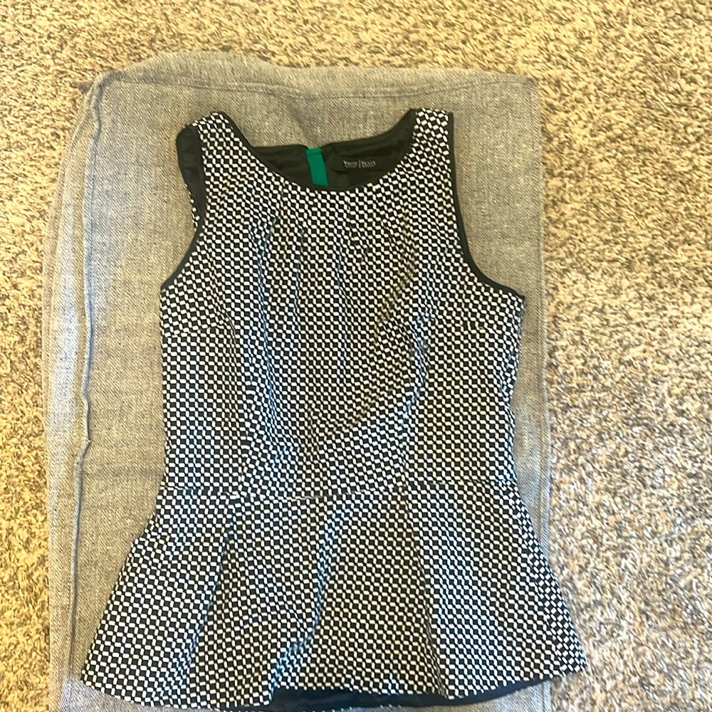 White House/Black Market checkered summer sleeveless pleated top Size-4